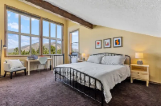 Vaulted Ceilings and Private Deck with BBQ - Charming Oasis