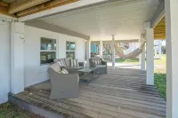 Beautifully Appointed Decor and Beach Proximity - Gorgeous Coastal Getaway