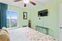 Spectacular Ocean View and Inviting Balcony - Charming Coastal Retreat Hotels in Crescent Beach