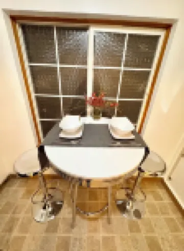 Cozy 2-bedroom apartment in Vancouver walk/bike distance to pubs/shopping!