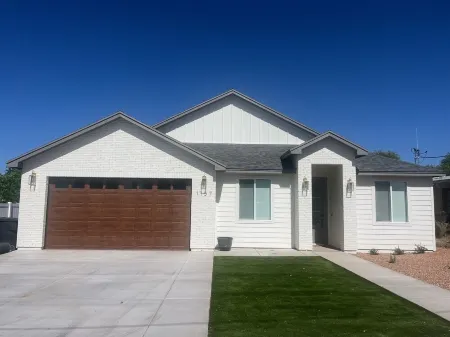 NEW BUILD Spacious 4-bedroom house with great location- sleeps 10 Отели в г. Тэтчер