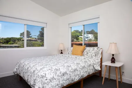 Incredible Ocean Views and Spacious Backyard - Stunning Coastal Retreat Отели рядом с достопримечательностью «Торрей Пайнс Стейт Бич»