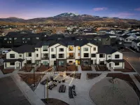 Cozy 3-bedroom townhome in Mountain Green with WiFi, AC. 12 min to Snowbasin
