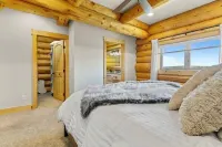 Bucket List Adventure Lodge. Newly built! Grill, Fire pit, Parking