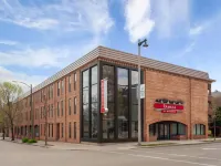 Ramada by Wyndham Milwaukee Hotels near Miller Park