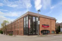 Ramada by Wyndham Milwaukee - 2-Star