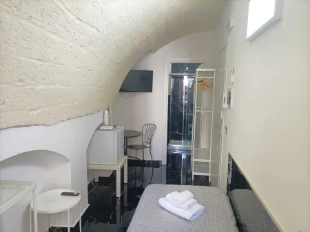 Newhouse Rooms Black & White Отели в г. Битетто