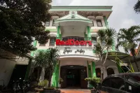 RedDoorz @ Genteng Surabaya 2 Các khách sạn ở Bubutan