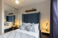 Elliot Oliver - Stunning Three Bedroom Penthouse with Large Terrace & Parking