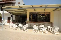 Captains Studios & Apartments - bar
