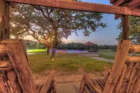 Oakridge Ranch: Pool + Hot-tub, Pickleball Court, Whiskey & Wine Room! Hotels in Blanco
