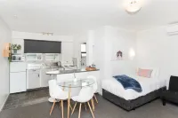 Waikanae Beach Motel Các khách sạn gần Eagle Flight Training Limited