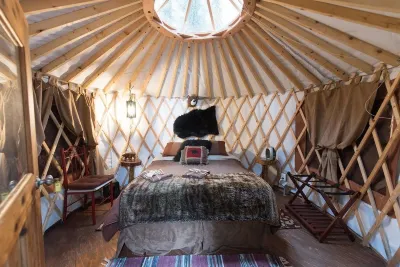 Nauti Otter Inn and Yurt Village Hotels in Бэр-Крик
