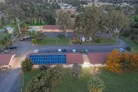 Castlereagh Motor Inn - Motels