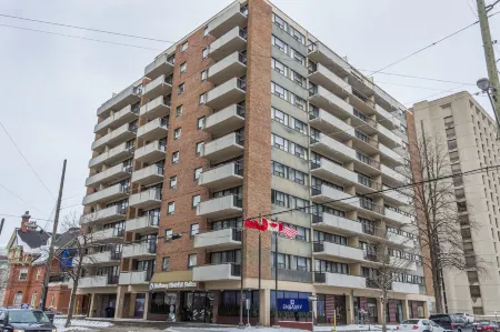 Ottawa Embassy Hotel & Suites Отели рядом с достопримечательностью «Национальный военный мемориал Канады»