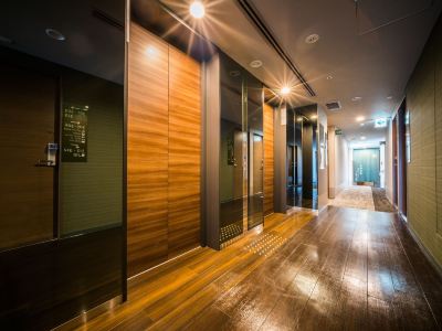 廊下 天然温泉 四季彩の湯 スーパーホテルPremier大阪本町駅前の写真