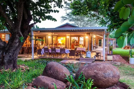 Biweda Nguni Lodge Отели рядом с достопримечательностью «Thanda Safari - Private Game Reserve»