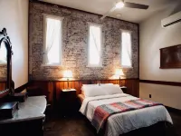 Inn at the Old Jail Hotels near Buddy Deuterive Park