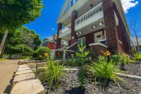 The Horseshoe Falls Villa- 6Br Free Parking, Minutes from Falls & Casino Hotel in zona Aeroporto Internazionale di Niagara Falls