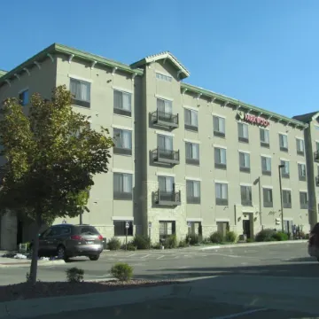 Parkwood Inn & Suites