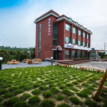 Jeju Wayo Pension Отели рядом с достопримечательностью «Пляж Хамдеок»