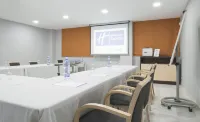 Holiday Inn Express Madrid - Alcorcon فنادق في فيلافيسيوسا دي أودون