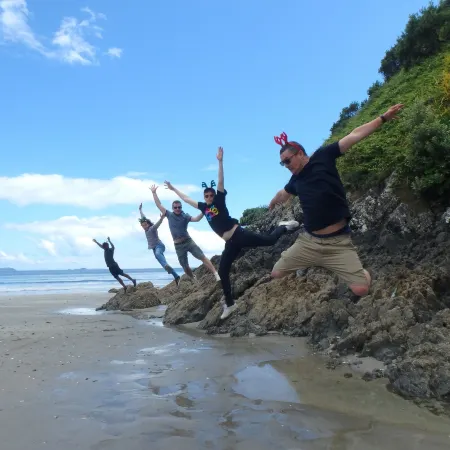 The Little Blue Bach in Oneroa Village by Waiheke Unlimited Отели рядом с достопримечательностью «Автобус Explorer Island Waiheke»