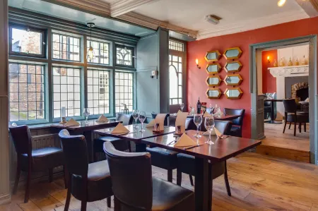 The Ancient Gatehouse & Rugantino Restaurant Отели в г. Кроскомб