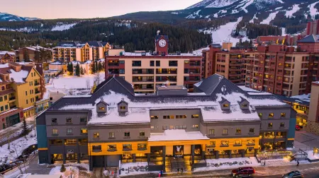 Gravity Haus Отели рядом с достопримечательностью «Riverwalk Center at Breckenridge»
