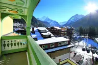 Hotel Dolomiti Schloss - Bergblick