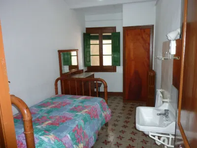 Pensión Fonda Vilalta Hotels near El Freser