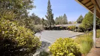 Mariposa Lodge - parking
