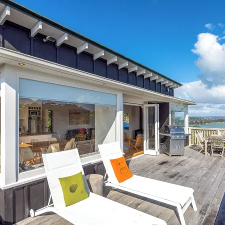 Pacific Views - Waiheke Island Отели рядом с достопримечательностью «Whittaker's Musical Museum»