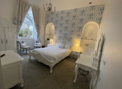 The Riverside House Hotel