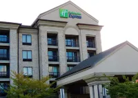 Holiday Inn Express 布恩 HomeGoods附近的飯店