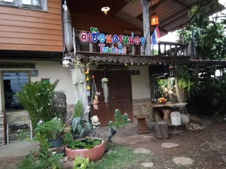 Heuan Kru Noi Homestay Отели в г. Ban Dung