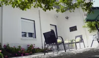 Chrismma 1-Bed Apt with Private Yard & Parking