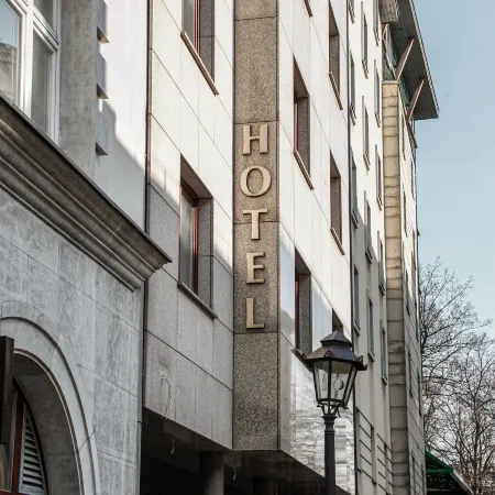 Hotel H12 Отели рядом с достопримечательностью «Ворота Святого Флориана»