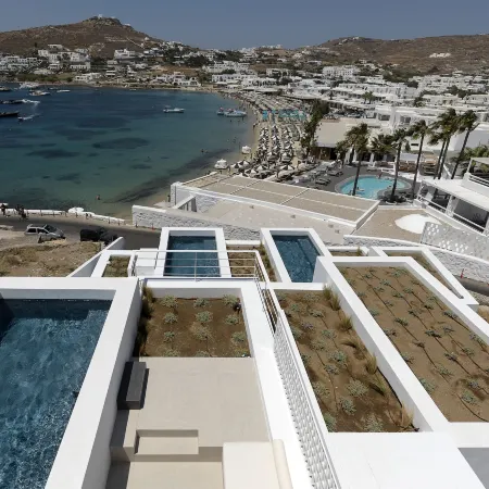 Cubic Mykonos Seafront Design Suites Отели рядом с достопримечательностью «Пляж Орнос»