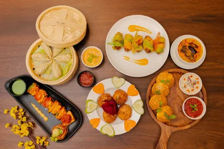 Alokah Kashi Отели рядом с достопримечательностью «Дхамек»