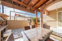 4-Bed Villa Sleeps 8 Pets Ok & 10 Min to Beach