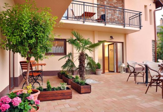 바라츠비라그 아파르트만하즈