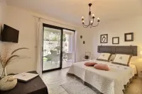 La Villa Aux Oliviers Hotels in Lorgues