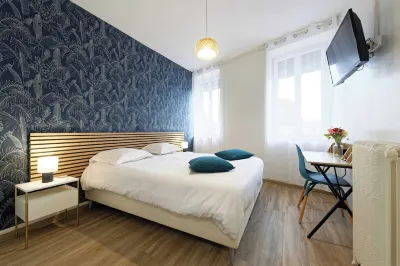 Hôtel le Terminus et son restaurant Côte à Côte - Chambres rénovées Hôtels à proximité de : Parapluies Neyrat