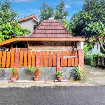 OYO 94377 Maryam Homestay Syariah 2 Hotel Exterior