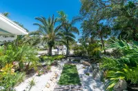 Heated Pool, Lush Gardens, and Deluxe Pizza Oven - Tropical Oasis