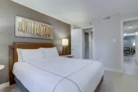 Modern Amenities Haven - Elevator, Gym, Pool, Wifi, Balcony Hotels in Clarendon