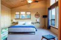 Stargazer Bungalow, Hot Tub, Pool, King Bed, Views, and No Checkout Chores!