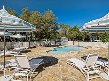 The Claire Hotel Отели рядом с достопримечательностью «Cranes Mill Marina»