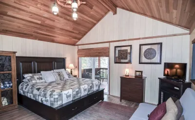 Near Sandy River~ Hot Tub, King Bed, XBOX, Game Room, BBQ, Family Friendly Hotels near Mount Hood National Forest